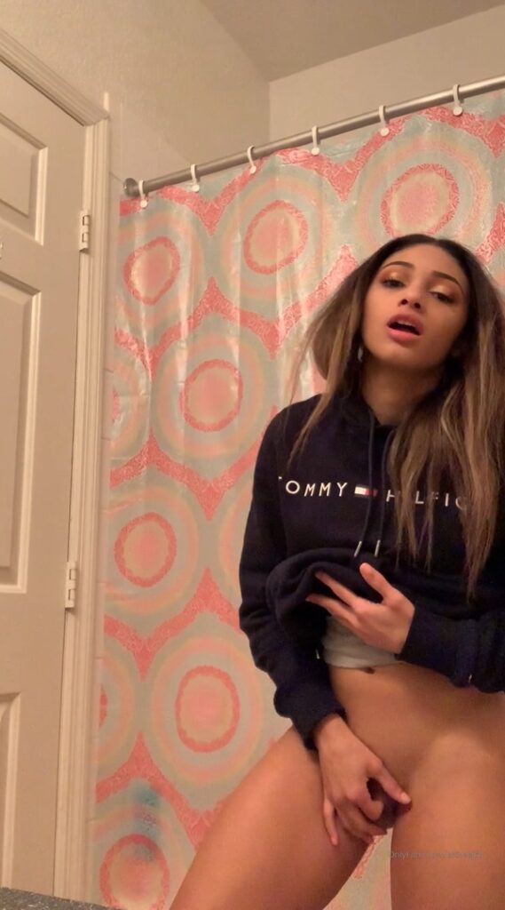 Novinha Excitada Tocando Siririca no Banheiro 1 569x1024