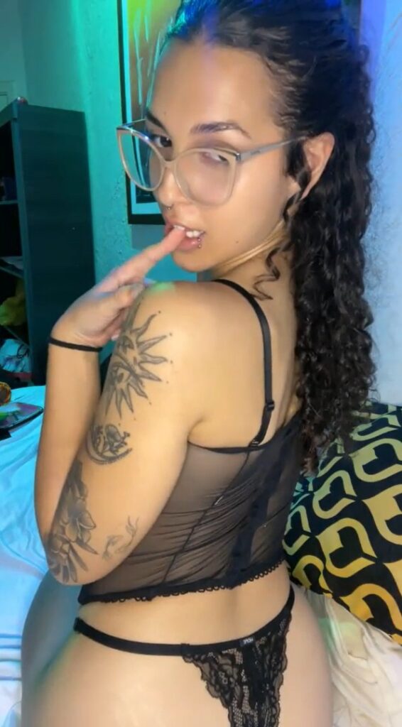 Novinha Safada se Exibe Pelada e Toca uma Siririca 1 566x1024