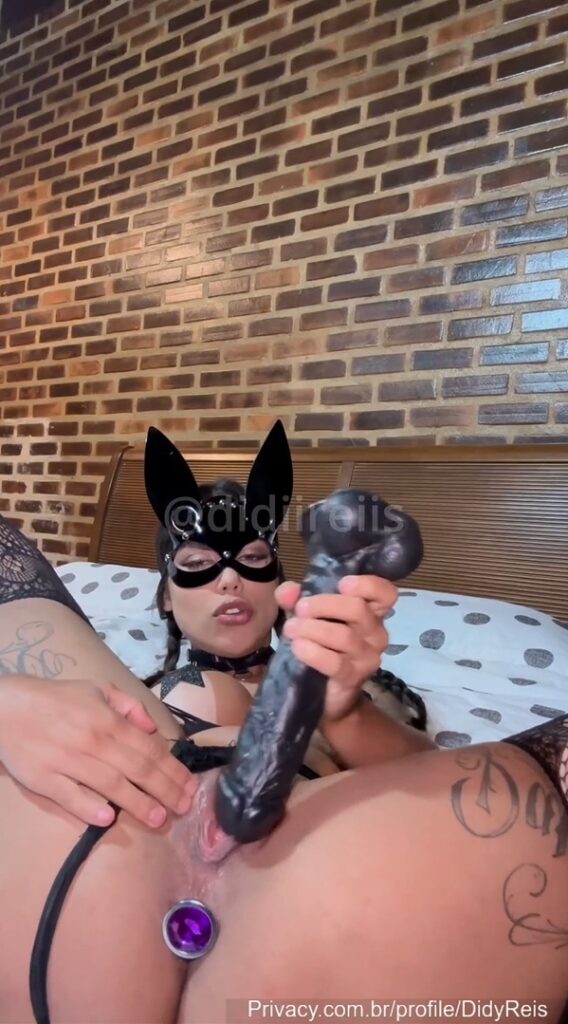 Mulher Gato Socando o Consolo no Bucetao Gostoso 1 568x1024