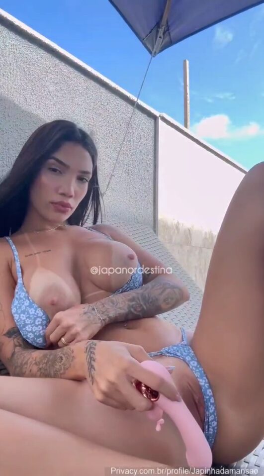 Japinha Da Mansão Masturbando A Buceta Ao Ar Livre (2)