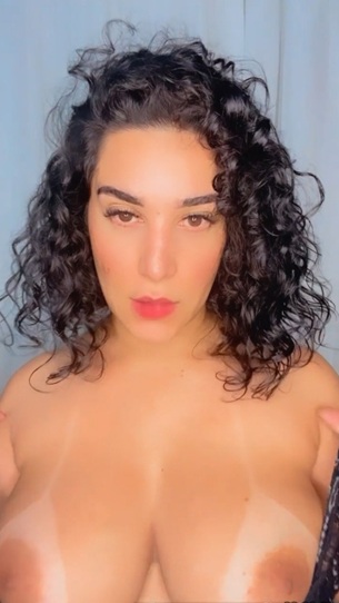 Vazou A Favorita Masturbando a Bucetinha deliciosa 3